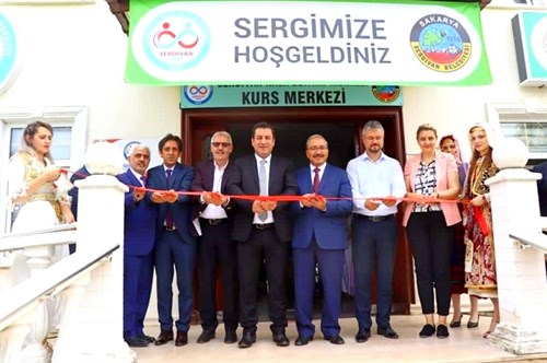 İlçemiz Kaymakamı Sayın Ali CANDAN, Serdivan Halk Eğitimi Merkezi Müdürlüğü önünde yapılan, ''Hayat Boyu Öğrenme Haftası'' açılış törenine katıldı.